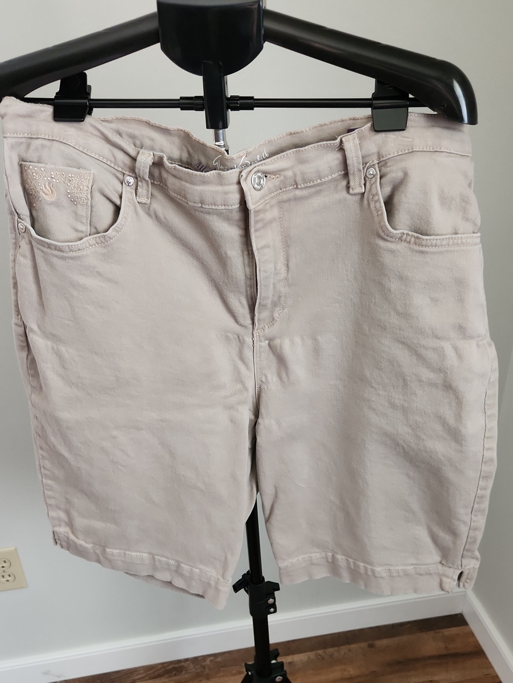Gloria Vanderbilt Shorts - All-Around Slimming Effect Size 16W